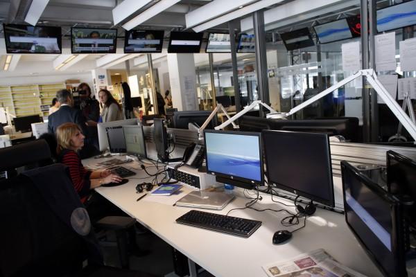 Ett nästan tomt nyhetsrum på franska TV5-Mondes huvudkontor i Paris den 9 april 2015. TV5-Monde hackades av individer som påstår sig tillhöra den Islamiska Staten, IS. Det tvingade tv-bolaget att endast sända förinspelade program. Även företagets webbplatser och sociala nätverk kapades. (Foto: Thomas Samson /AFP /Getty Images) 