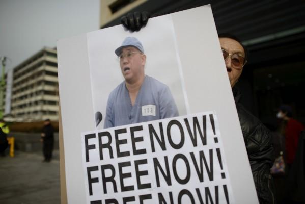 Frisläpp USA-missionären Kenneth Bae säger plakatet vid en demonstration i Seoul där protester mot den Nordkoreanska regimen ägde rum i februari 2014. (Foto: Ed Jones / AFP /Getty Images)