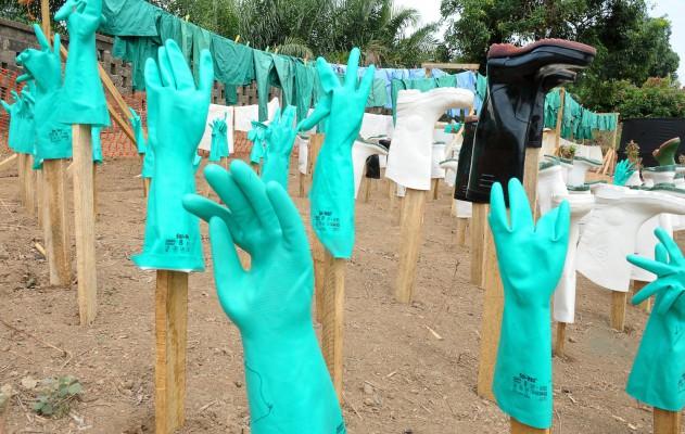 Sjukhuspersonalens handskar och skor torkar i solen vid ett center för ebolasmittade i Guekedo, Guinea, 1 april 2014. Den fruktade sjukdomen har härjat som värst i Guinea, Liberia och Sierra Leone sedan mars 2014. (Foto: Seyllou/AFP/Getty Images)
