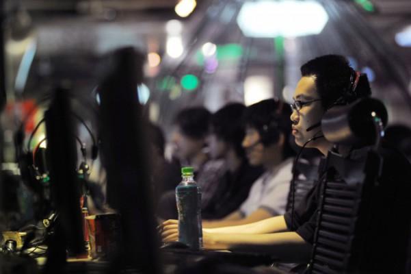 Den här bilden från 12 mars 2011 visar folk på ett internetkafé i Peking. Kina använder 10 miljoner studenter som propagandaverktyg på internet. (Gou Yige/AFP/Getty Images)