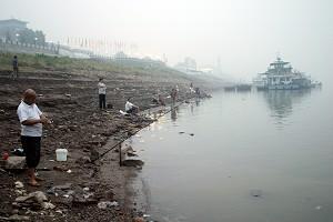 AVFALLSFLOD. Yangtzeflodens stränder i Yichang City, Hubeiprovinsen. Nära 30 miljarder ton avfallsvatten släpptes ut i Yangtzefloden under 2004. Vattenkvaliteten i floden försämras. (Foto: Getty Images)