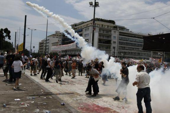 Demonstranter drabbar samman med kravallpolis som använder tårgas under en 48-timmars generalstrejk i Aten den 29 juni 2011. (Foto: Alkis Konstantinidis/AFP/Getty Images)