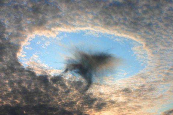 Ett molnhål ett "hole punch cloud", observerades den 17 augusti 2008 nära Linz i Österrike. (Foto: H. Raab/Wikimedia)
