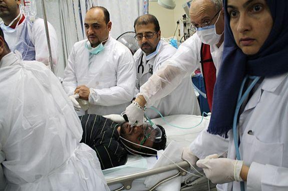 Läkare och sjuksköterskor tar emot en skadad demonstrant på akutmottagningen i Bahrain den 17 februari. Förutom att attackera skadade demonstranter arresterar regeringen också medicinsk personal, något Human Rights Watch vill få ett slut på. (Foto: John Moore/Getty Images).