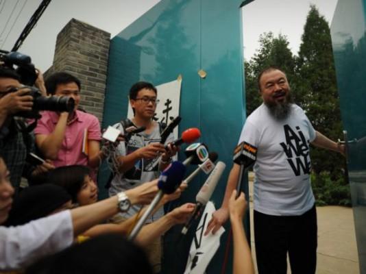 Den kinesiske konstnären Ai Weiwei talar med reportrar utanför sin ateljé i Peking den 23 juni 2011. (Foto: Peter Parks/AFP/Getty Images)