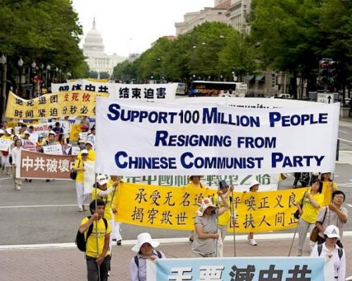 Deltagare i en marsch i Washington DC i juli till firande av 100 miljoner utträden ur det Kinesiska kommunistpartiet och dess två ungdomsorganisationer. (Foto: Edward Dai/The Epoch Times) 
