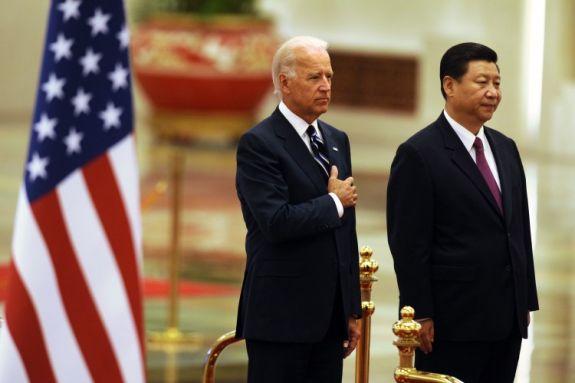 USA:s vicepresident Joe Biden lyssnar till den amerikanska nationalhymnen tillsammans med det kinesiska styrets andreman Xi Jinping under en välkomstceremoni i Folkets stora sal i Peking på torsdagen. (Foto: Peter Parks/AFP/Getty Images) 
