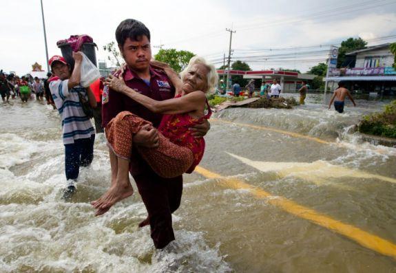 En äldre kvinna evakueras när översvämningar drabbar den thailändska staden Ayutthaya, 80 kilometer norr om Thailands huvudstad Bangkok. (Foto: Paula Bronstein / Getty Images)
