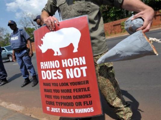 Sydafrikanska demonstranter protesterar utanför den kinesiska ambassaden i Pretoria den 22 september 2011. De uppmanar regeringen att stoppa tjuvjakten på noshörningar. (Foto: Alexander Joe/AFP/Getty Images)