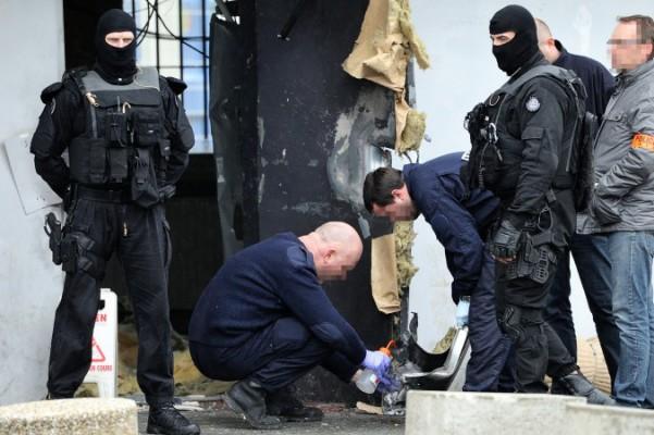 Medlemmar av Eris, en regional insatsgrupp inom den franska kriminalvården arbetar framför en dörr som öppnades med sprängämnen av fången Redoine Faid. Han lyckades fly efter att ha hållit fem fångvaktare som gisslan, den 13 april på Sequedinfängelset i staden Lille. (Foto: Philippe Huguen/AFP/Getty Images)
