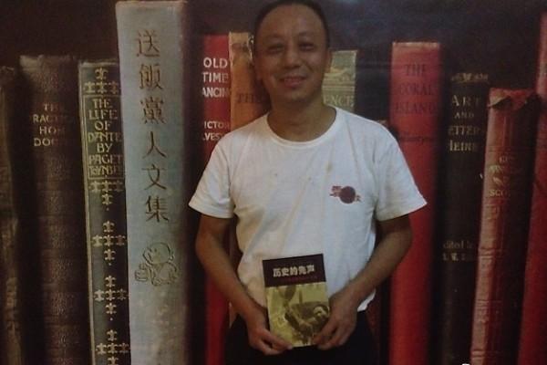 Foto av 51-årige journalisten Xiao Shu från 13 maj 2013, där han håller upp en bok vars titel kan översättas som "Historiens härold" på en kinesisk tillställning. Xiao greps i fredags efter att ha krävt att människorättsaktivisten Xu Zhiyong, som greps den 16 juli, ska släppas. (Sina Weibo)