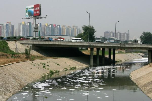 Avfallsvatten från industrier rinner in i Bei Xiaohe-floden den 25 juni 2007 i Peking. Vattenföroreningar är ett allvarligt miljöproblem i Kina och bidrar till det höga antalet cancerfall. (Guang Niu/Getty Images)
