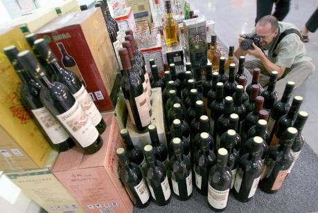 En fotograf tar en bild på vinflaskor men när Pekings myndighet för industri och handel tog prover i juni 2007, visade proverna att vinet var förfalskat. (Foto: Teh Eng Koon / AFP / Getty Images)