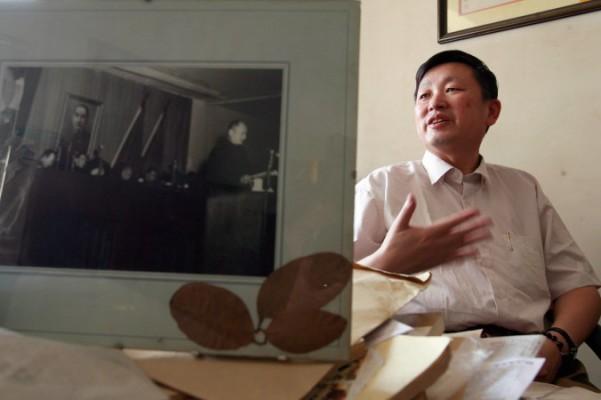 På detta arkivfoto talar Zhang Lifan bakom ett fotografi av sin far, Zhang Naiqi under en intervju på sitt kontor i Peking, 5 september 2007. Zhang är en populär bloggare som ofta har skrivit om politiska reformer, och nu har hans internetkonton stängts som en del av en pågående kampanj mot yttrandefrihet på internet i Kina.  (Foto: Teh Eng Koon/AFP/Getty Images)