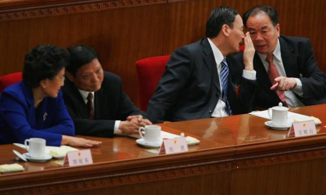 Förre sekreteraren för kommunistpartiet i Xinjiang, Wang Lequan (höger) vid den sjunde plenisessionen på den nationella folkkongressen i Peking i mars 2008. Han avgick från sin post efter massdemonstrationer nyligen. (Foto: Feng Li/Getty Images)