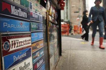 Cigarettreklam i ett tidningsstånd på Manhattan i New York. (Foto: Spencer Platt/Getty Images)