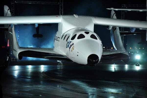 SpaceShipTwo, världens första kommersiella, bemannade rymdfarkost på Mojave Air and Space Port i Mojave, Kalifornien 2009. Denna bemannade rymdfärja kommer att ge forskarna säkra och jämförelsevis billiga möjligheter att leverera forskningsutrustning upp i rymden. (Robyn Beck/AFP/Getty Images) 