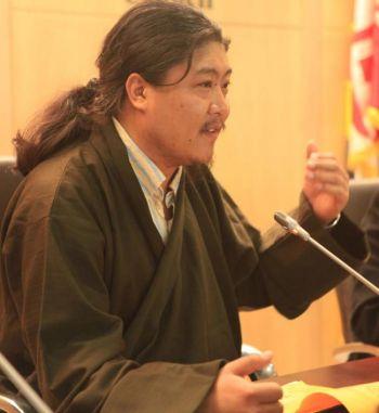Karma Namgyal, generalsekreterare för amerikanska Tibetan Dhokham Chushi Gangdruk, talade om behovet av tibetanerna att vara medkännande mot kineserna och inse att problemet ligger hos KKP. Han talade den 4 december i Rockville, Maryland om effekterna av Nio kommentarer. (Foto: Xi Ming / Epoch Times)