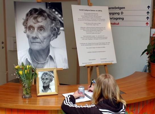 En liten flicka på Astrid Lindgrens sjukhus i Stockholm. (Foto: AFP/ Jan Collsioo)