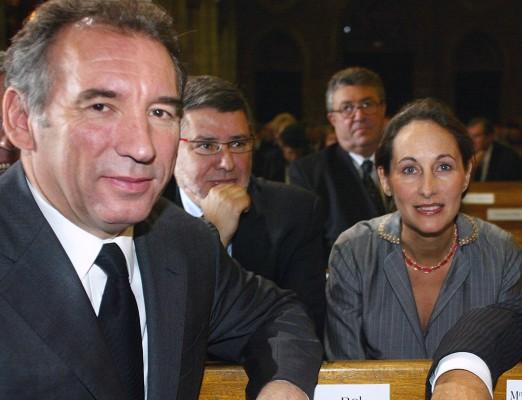 Francois Bayrou (V) kritiserade de båda presidentkandidaterna och startar ett nytt parti. Dock var han något mildare i sin kritik mot Royal (H), som han ansåg vara "mer välvillig". (Foto: AFP/Michel Gangne)