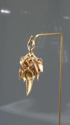 Örhänget i guld med hjärtformade kläppar är gravgods från de Tre kungarikenas period, tidig Silla 400-500-talet. En donation från HMK Gustav VI Adolf. (Kung Carl XVI Gustavs farfar) (Foto: Cecilia Svensson, Epoch Times)
