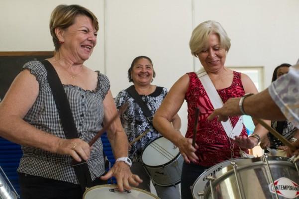 Sunda levnadsvanor kan vara bästa receptet för att förebygga cancer och hjärninfarkt, tror forskarna bakom studien. På bilden övar kvinnor i att spela med sambatrummor i Sao Paulo, Brasilien, april 2012. (Foto: Yasuyoshi Chiba/AFP)
