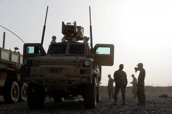 Specialstyrkan Thors vägröjningspatrull ur den amerikanska arméns 23:e ingenjörskompani förbereder sig för ett dagslångt uppdrag med minröjning i Jeluwar, Afghanistan. (Foto: Justin Sullivan / Getty Images)