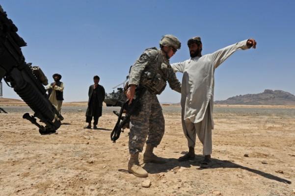 Amerikanska soldater från 3:e plutonen i Bravokompaniets Strykerbrigad kroppsvisiterar en afghansk man under en patrullering i Kandahar den 10 maj 2010. (Foto: AFP/Tauseef Mustafa) 
