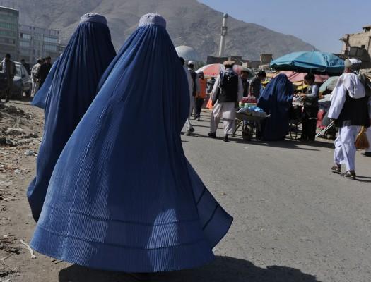 Burkaklädda afghanska kvinnor i Kabul den 16 oktober 2010. Enligt FN har kring 1271 civila dött i våldsamheterna mellan januari och juni 2010. Talibanerna svarar för 76 procent av dödsfallen. (Foto: AFP/Shah Marai)