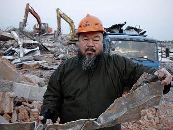 Den kinesiske konstnären Ai Weiwei, 53, håller i skräp som blev kvar den 11 januari, efter det att hans nybyggda studio i Shanghai  revs. AI Weiwei är en av de mest berömda och de trotsigaste konstnärerna i Kina. Han greps av myndigheterna i Beijing Airport på söndagen och hans vistelseort är okänd. (Foto: STR/AFP/Getty Images) 