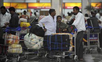Resenärer väntar på information om Air Indias flygturer på Indira Gandhis internationella flygplats i New Delhi den 26 maj. (Foto: Raveendran/AFP/Getty Images) 