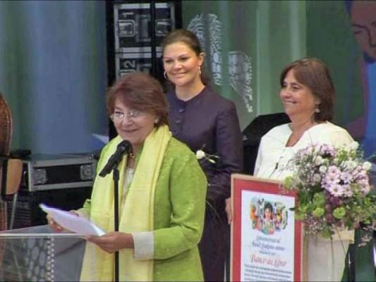 Carmen Diana Dearden och Maria Beatriz Medina från Banco del Libro tackar för priset de mottagit ur kronprinsessan Victorias hand. (Foto: Qu Jian/NTDTV)