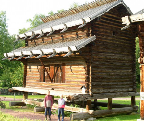 I Älvdalen finns Sveriges äldsta timmerbyggnad, kyrkhärbret från 1285. (Foto: public domain)