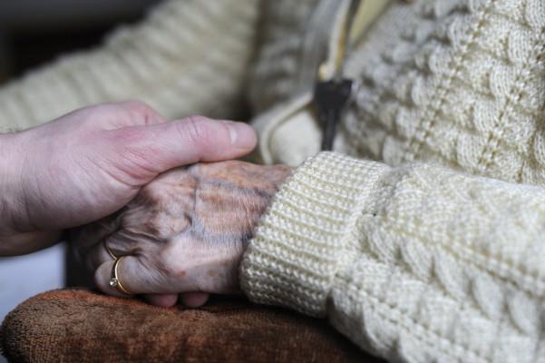 Alzheimers sjukdom kallas också "de anhörigas sjukdom". Många som lever nära en alzheimersjuk upplever ofta otillräcklighet och skuldkänslor för att de inte orkar med situationen.   (Foto: AFP/Sebastian Bozon)
