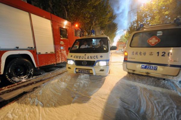 Medicinsk personal sitter i en ambulans i Shanghai, 15 november 2010. Falska ambulanser har börjat dyka upp i Kina på senare år, vilket förvirrar patienter och även försätter dem i fara.(STR/AFP/Getty Images)