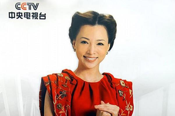 Dong Qing, en välkänd tv-värdinna vid statliga China Central Television, porträtterad på en CCTV-affisch från 2013. Hon reste i år till USA för att föda. (Bild/CCTV)
