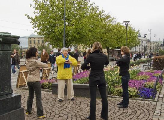 På Falun Dafa-dagen kunde man prova på övningarna i Göteborg. (Foto: Anders Eriksson/Epoch Times)
