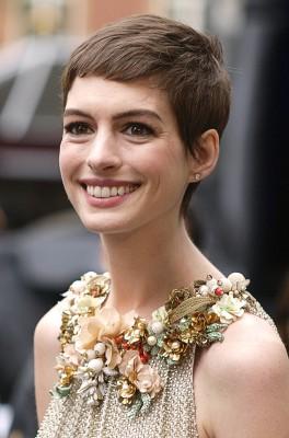 Anne Hathaway anländer till den europeiska premiären av filmen The Dark Knight Rises i London den 18 juli 2012 (Foto: AFP/Max Nash)
