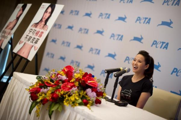 Skådespelerskan och sångerskan Annie Yi talar med media på ett hotell i Peking i samband med en kampanj om djurens rättigheter den 8 mars 2012. Nu är hon i fokus igen efter att ha donerat en stor summa pengar till en handikappad kinesisk petitionär. (Foto: Ed Jones/AFP/Getty Images)
