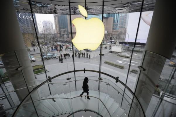 En Apple-butik i Shanghai den 22 februari 2012. En leverantör till Apple med fabriker i Shanghai bryter mot regler och lagar om arbetsrätt, miljö och säkerhet, enligt en rapport från China Labour Watch. (Foto: Peter Parks/AFP/Getty Images)