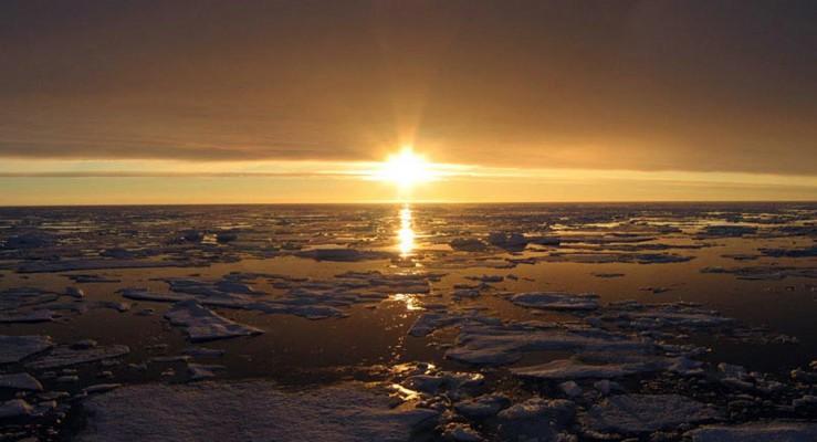Detta odaterade foto med tillstånd från NASA visar en solnedgång över Nordpolsområdet. (Foto: AFP/NASA/JPL/Jeremy Harbeck)
