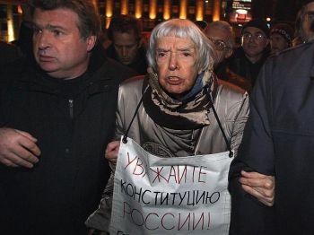 Den ryska människorättsaktivisten Lyudmila Alexeyeva håller ett plakat med lydelsen: Respektera konstitutionen” i centrala Moskva den 3 oktober 2009. Rysk kravallpolis arresterade 50 personer som demonstrerade för mötesfrihet den 31 december.  (Foto: Alexey Sazonov/AFP/Getty Images)
