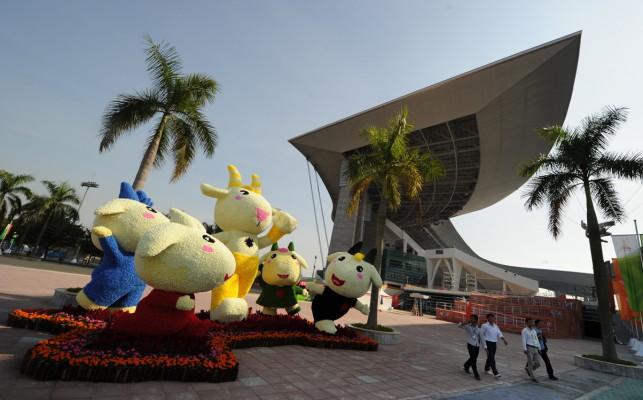 Besökare promenerar förbi de olympiska maskotarna vid de asiatiska spelen den 10 november 2010. Spelen hålls i Guangzhou under tiden 12-27 november och 45 länder och territorier deltar i 42 sporter. (Foto: AFP/Peter Parks)