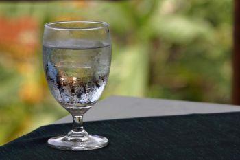 Eftertraktat och nära till hands: Vi kan uppfatta ett glas vatten som närmare när vi är törstiga än när vi inte är det. (Photos.com) 