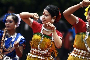 Bangladeshiska kvinnor i traditionella dräkter dansar vid ett möte som hölls för att uppmärksamma Internationella ursprungsfolksdagen i Dhaka den 9 augusti. Den 9 augusti 1982 var dagen då FN:s arbetsgrupp för ursprungsfolken hade sitt första möte. (Foto: Strdel / Getty Iamges)