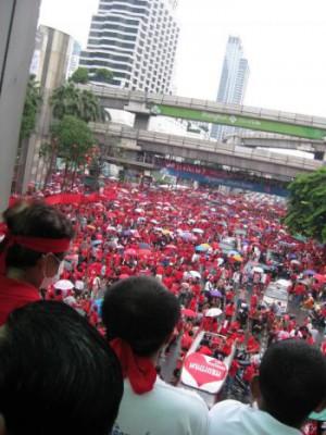 Rödskjortor demonstrerar i centrala Bangkok till minne av militärkuppen 2006 då den dåvarande premiärminister, Thaksin Shinawatra, drevs bort från makten. (Foto: James Burke/The Epoch Times)
