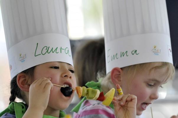 De här  tyska barnen har fått lära sig att laga hälsosamma mellanmål i skolan. (Foto: Michael Gottschalk/AFP) 