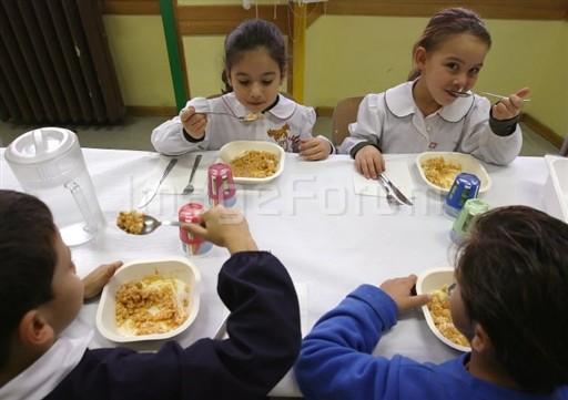 Italienska grundskolebarn äter lunch. I Rom,  Italien började man servera ekologiska luncher efter bestämda regler på skolmatsalar från och med december 2007. (Foto: Alberto Pizzoli/AFP) 
