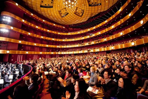 Publiken tittar på Shen Yun Performing Arts vid Lincoln Center. (Foto: Dai Bing/The Epoch Times)

