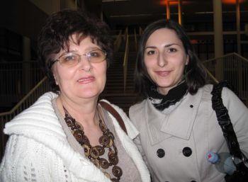 Kristina Laszlo tog med sin mamma för att se Shen Yuns framträdande i Aula Magna. (Epoch Times)
